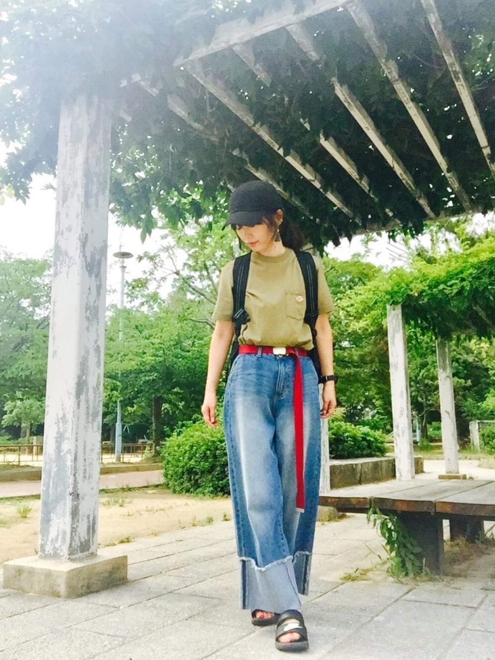 グリーン系のTシャツ/カットソー、ブラック系のサンダル、グリーン系のTシャツ/カットソーを着用したレディースの夏コーディネートの1枚目の写真