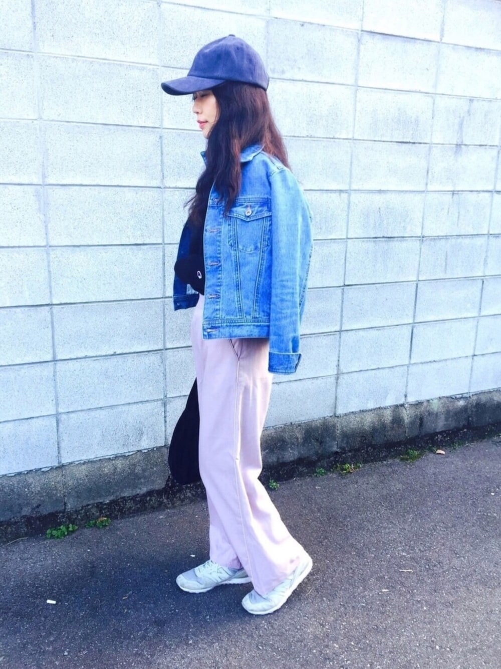 ブラック系のスウェット、ピンク系のその他パンツ、ブルー系のトートバッグを着用したレディースの春コーディネートの1枚目の写真