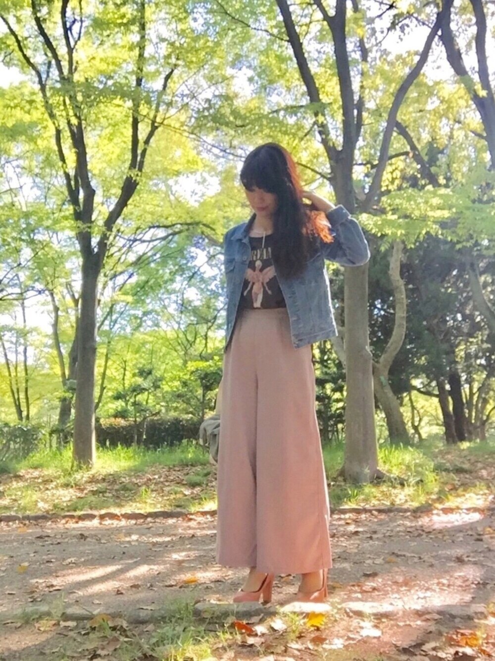 グレー系のTシャツ/カットソー、ピンク系のその他パンツ、ブルー系のトートバッグを着用したレディースの春コーディネートの1枚目の写真