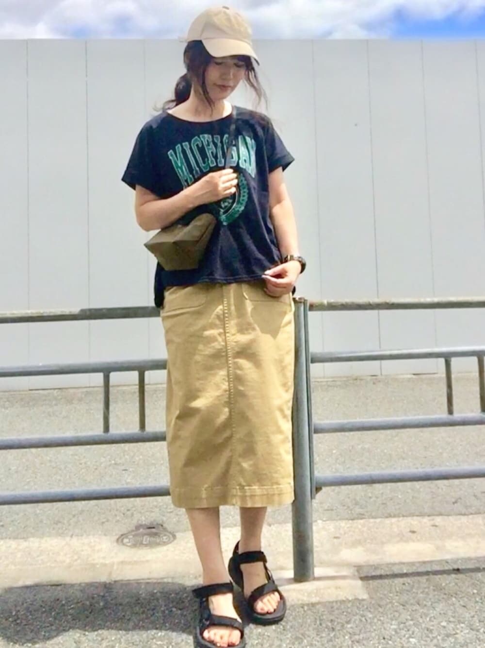 「カレッジTEE、ドルマン、ベイカースカート、タイトスカート、スカート、撥水加工、ミニトート、キャップ、スポーツサンダル、夏コーデ」｜「Discoat ParisienのカレッジロゴドルマンTシャツ（Tシャツ/カットソー、ブルー系）」を使った、maju☆*:.｡. ♪さん（レディース・161cm）の夏コーディネートの1枚目の写真