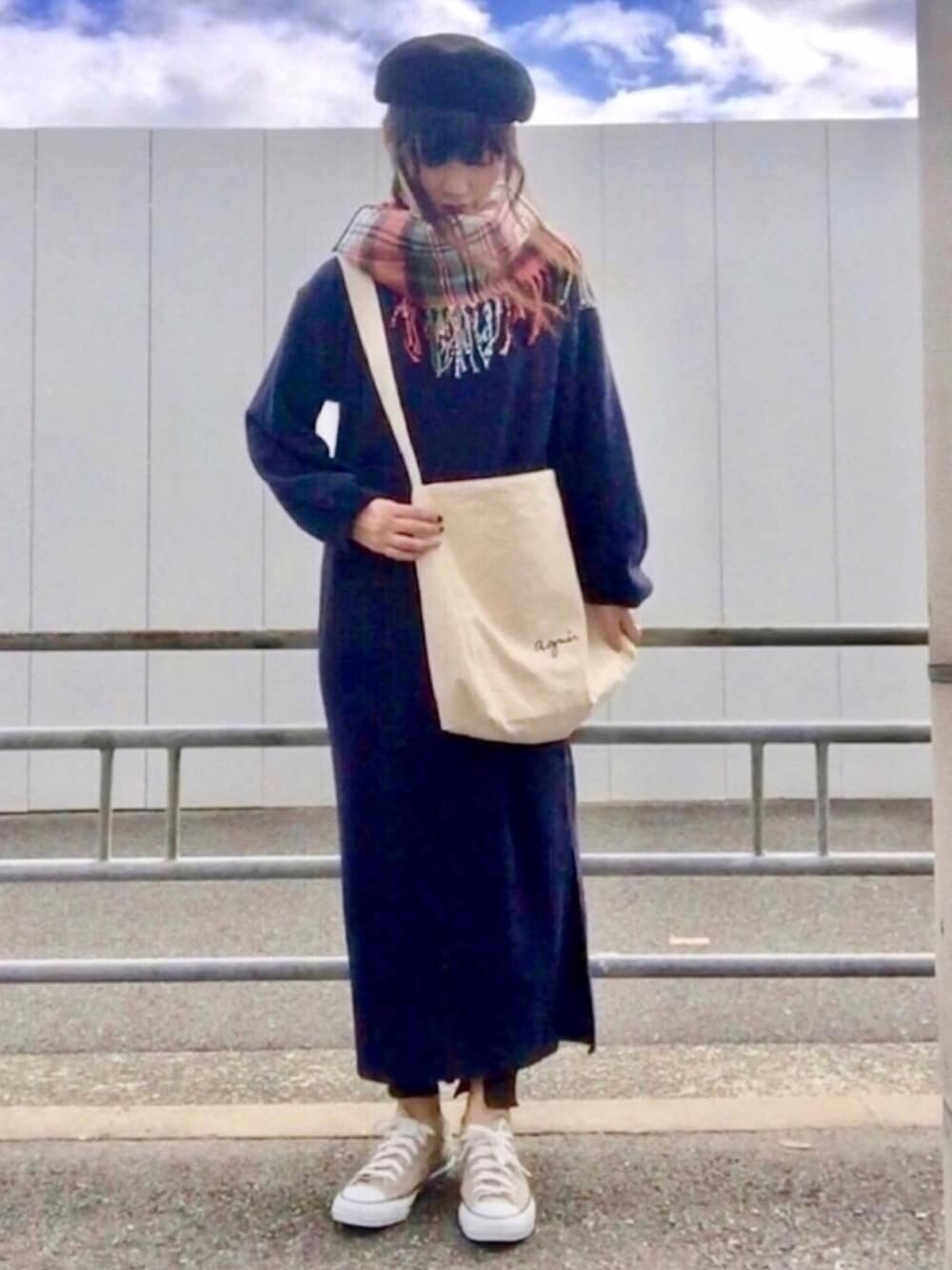 ブルー系のワンピース、ホワイト系のショルダーバッグ、ベージュ系のスニーカーを着用したレディースの秋コーディネートの1枚目の写真