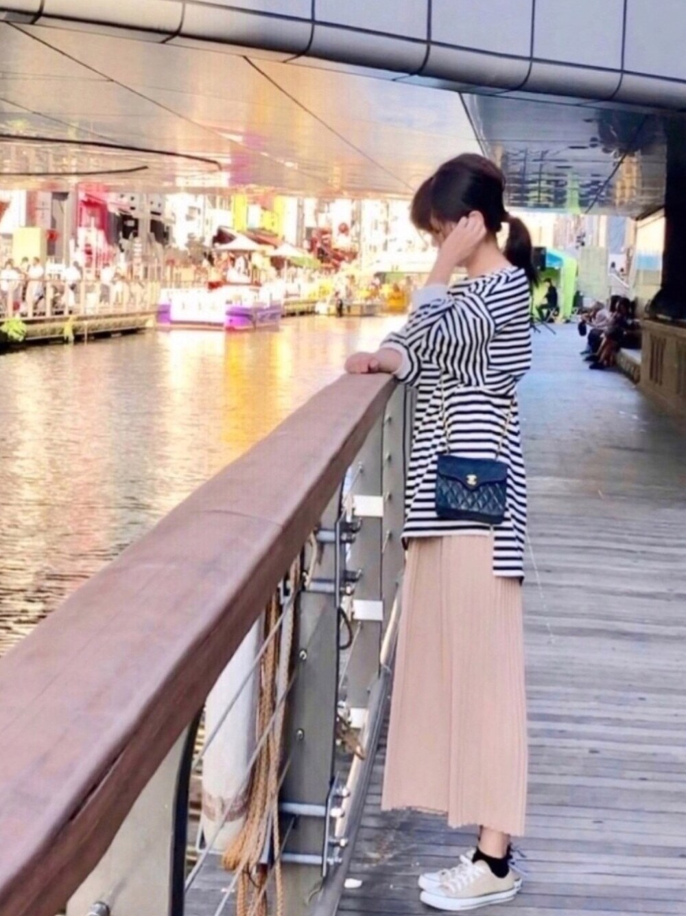 「ボーター、七分袖、プリーツパンツ、シンプルコーデ、コンバース、リボンソックス、チェーンバッグ、道頓堀、天気の子、ボリューム袖」｜「Aunt Marie'sのSIKI PRODUCT. USAコットン天竺カットP/O（Tシャツ/カットソー、ホワイト系）」を使った、maju☆*:.｡. ♪さん（レディース・161cm）の秋コーディネートの1枚目の写真