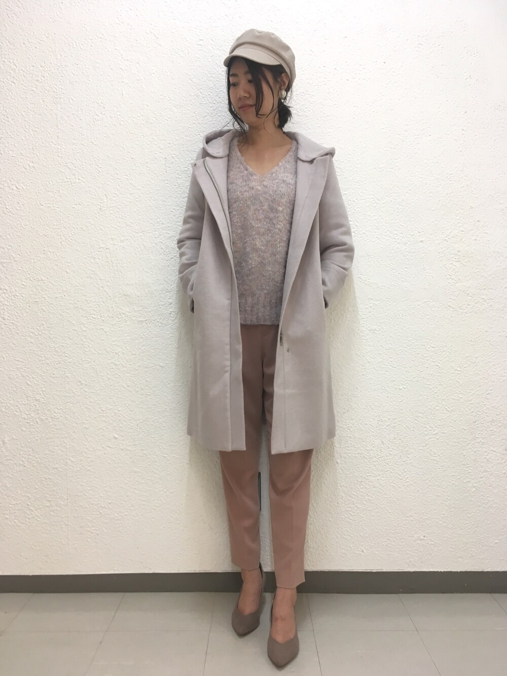 グレー系のダウンジャケット/コート、ピンク系のニット/セーター、ピンク系のその他パンツを着用したレディースの秋コーディネートの1枚目の写真