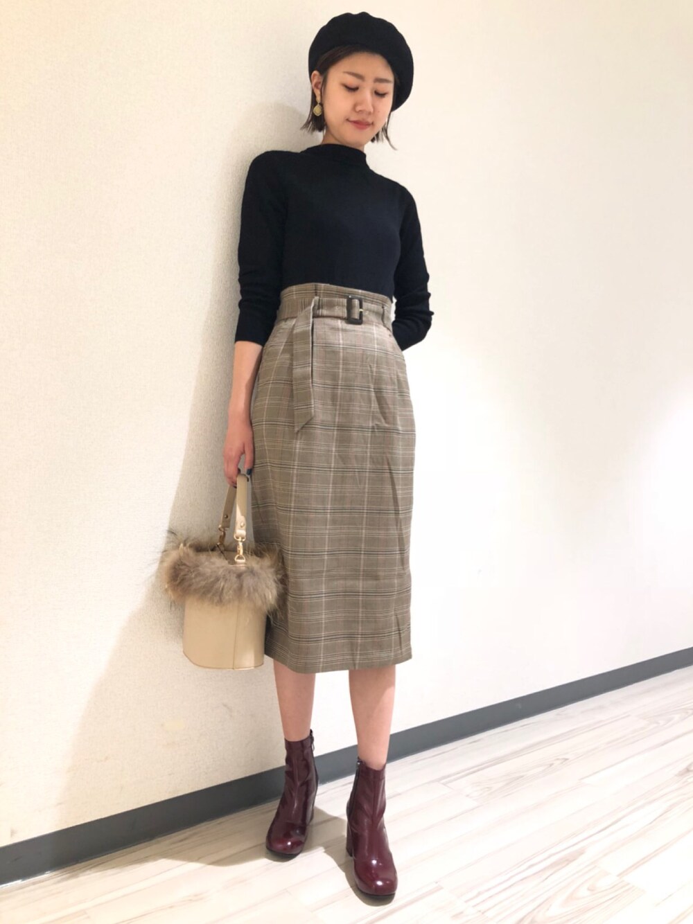 ブラウン系のワンピース、ベージュ系のショルダーバッグ、レッド系のブーティを着用したレディースの秋コーディネートの1枚目の写真