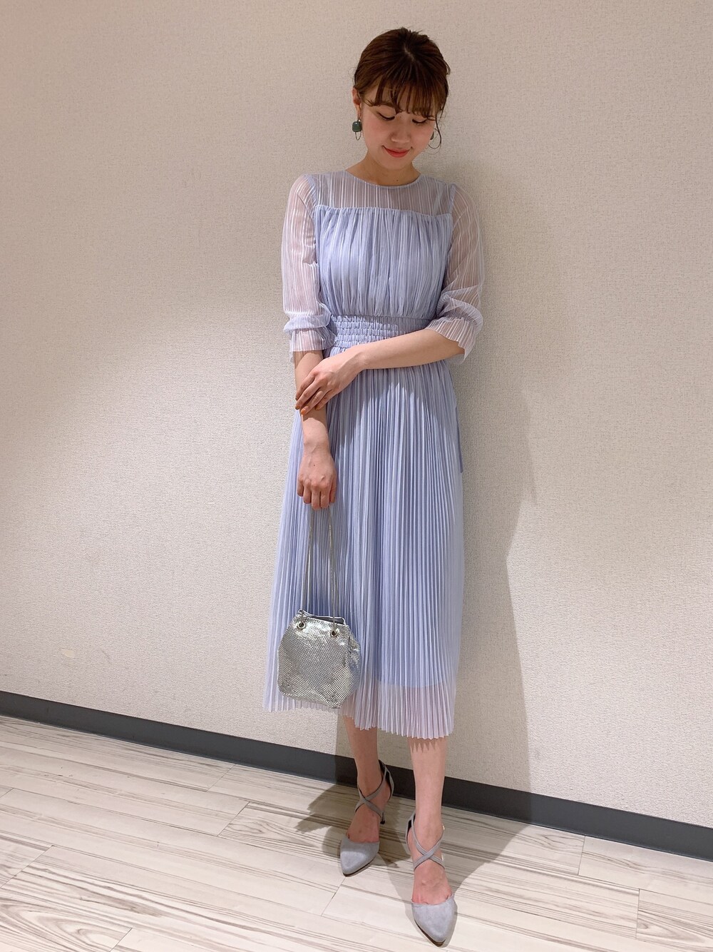 ブルー系のドレス、グレー系のパンプス、シルバー系のバッグを着用したレディースの夏コーディネートの1枚目の写真