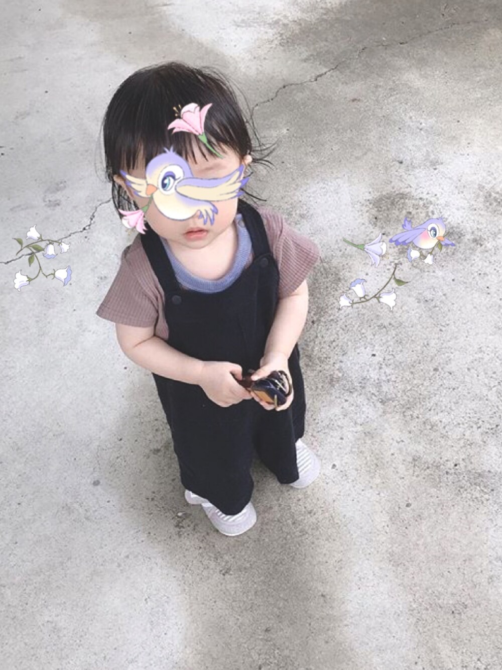 「おんなのこ、女の子コーデ、女の子ベビー、キッズファッション、サロペット、オン眉、おんまゆ、娘コーデ、むすめコーデ」｜「COMME CA DU MODEのアイテム（オールインワン・サロペット、ブラック系）」を使った、. h .さん（キッズ・80cm）の秋コーディネートの1枚目の写真