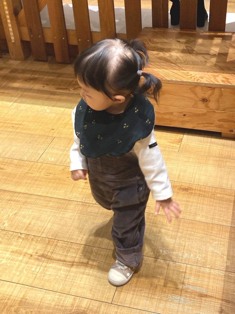 「コーデュロイ、コーデュロイパンツ、オーバーオール、ツインテール、女の子コーデ、おんなのこ、おんなのこコーデ、1歳」｜「petit mainのコーデュロイサロペット（サロペット/オーバーオール、グレー系）」を使った、. h .さん（キッズ・80cm）の秋コーディネートの1枚目の写真