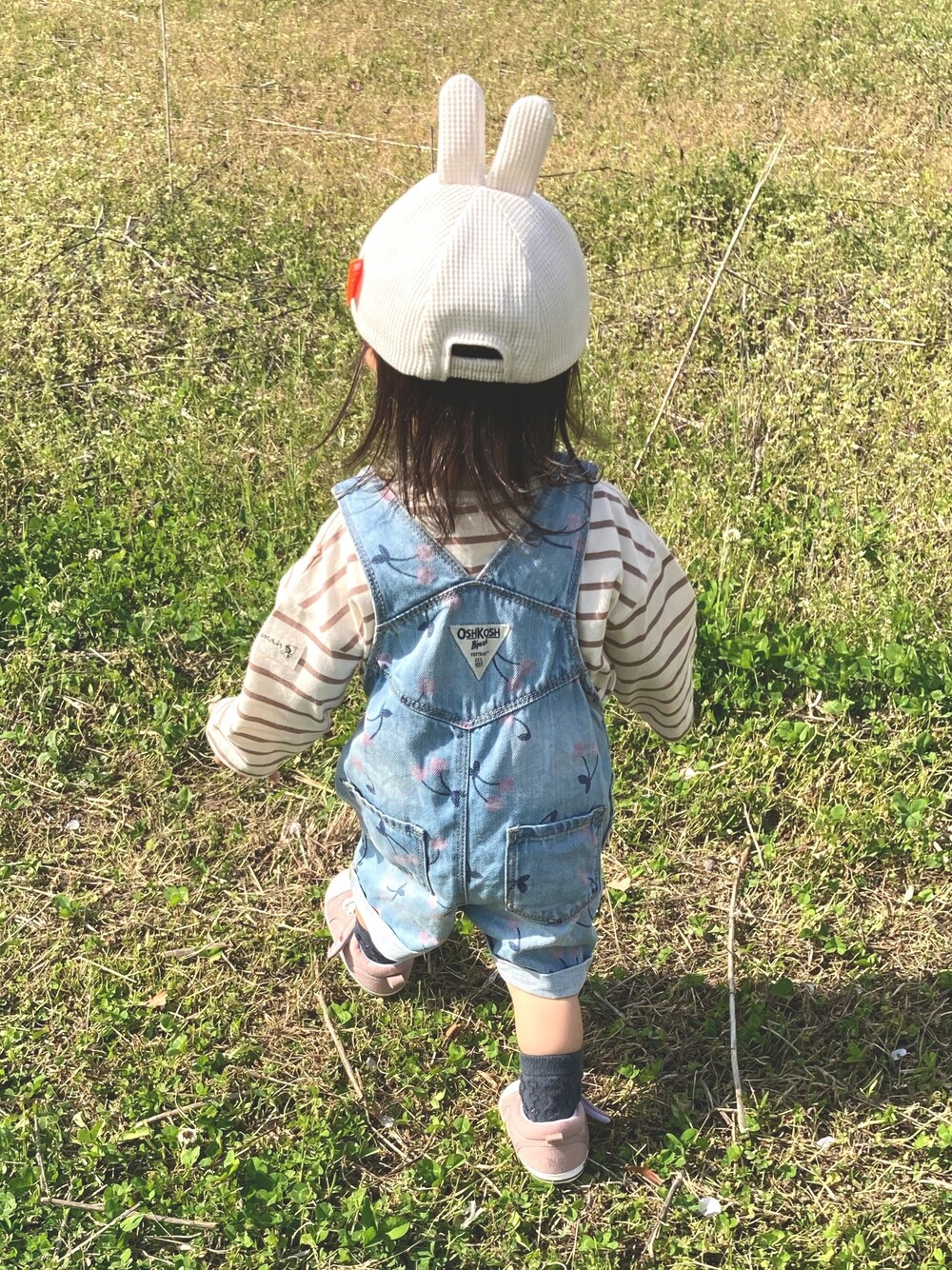 「オーバーオール、オシュコシュ、OSHKOSH、チェリー、うさぎ、ボーダー、1歳、おんなのこコーデ、おんなのこ」｜「OSHKOSHのアイテム（サロペット/オーバーオール、ブルー系）」を使った、. h .さん（キッズ・70cm）の春コーディネートの1枚目の写真