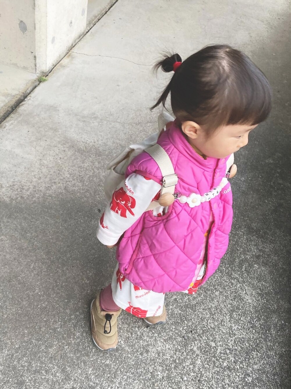 「モンベル、mont-bell、ワンピース、ワントーンコーデ、ピンクコーデ、おしゃれさんと繋がりたい、おんなのこ、おんなのこコーデ」｜「Moujonjonのぞうさん総柄ワンピース（ワンピース、レッド系）」を使った、. h .さん（キッズ・70cm）の春コーディネートの1枚目の写真