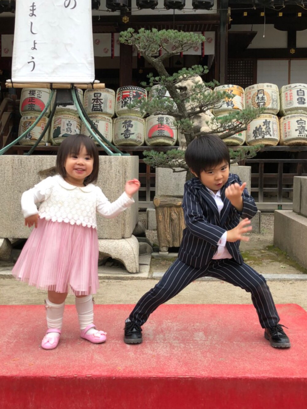 「キッズファッション、4歳、2歳、スーツ、フォーマル、キッズドレス」｜「devirockのストライプフォーマルセットアップ スーツ ジャケット ストライプパンツ（セットアップ、ブルー系）」を使った、HaruAoiさん（キッズ・110cm）の冬コーディネートの1枚目の写真