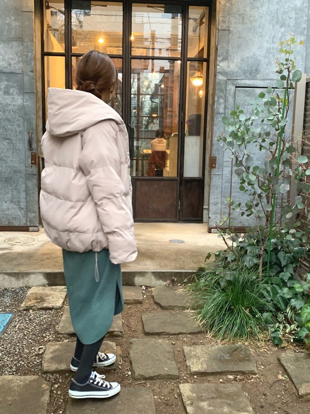「休日スタイル、冬コーデ、ラクチンコーデ、ワッフルスリットワンピース、ワッフルワンピース、GU、骨格診断ストレート、パーソナルカラー オータム、スニーカー、converse」｜「LEPSIMのグースリーナカワタショートコート　805606（その他アウター、ベージュ系）」を使った、くれよんみかんいろさん（レディース・161cm）の冬コーディネートの1枚目の写真