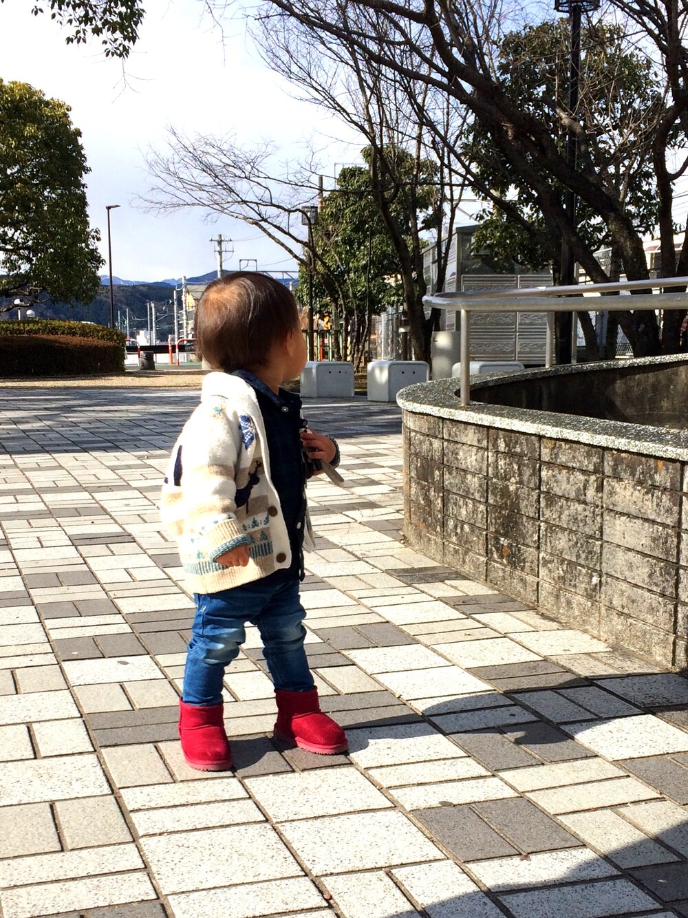 「キッズファッション、シャツスタイル、ムートンブーツ、ニットカーディガン、電車、お散歩、男の子」｜「petit mainのベーシックムートン風ブーツ（ブーツ、レッド系）」を使った、sakuさん（キッズ・80cm）の冬コーディネートの1枚目の写真