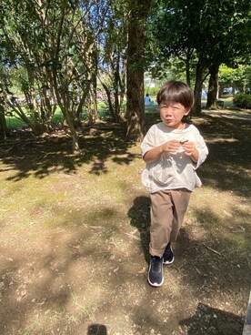 「unioniniのアイテム（Tシャツ/カットソー、ベージュ系）」を使った、コニシさん（キッズ）の秋コーディネート