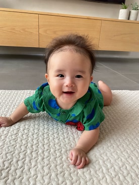 「アイテム（ロンパース、グリーン系）」を使った、コニシさん（キッズ・60cm）の秋コーディネート