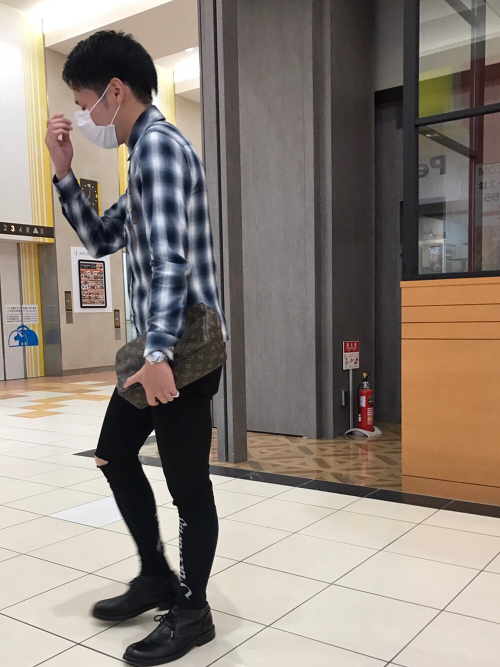 「glambのアイテム（シャツ/ブラウス、ブルー系）」を使った、Yokouchiさん（メンズ・170cm）の秋コーディネートの1枚目の写真