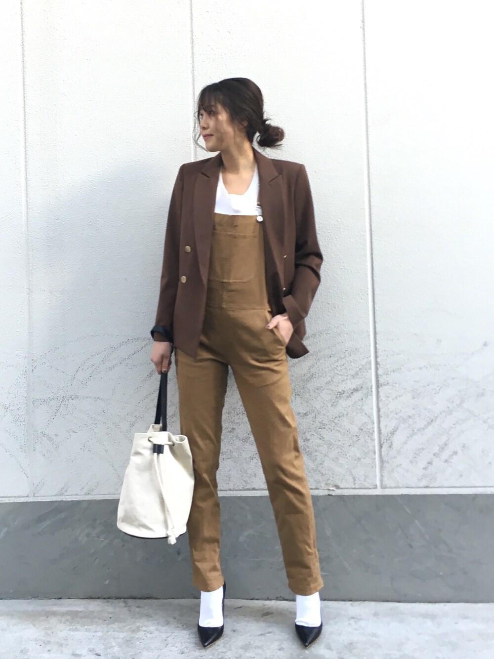 「TODAYFULのダブルボタンジャケット（テーラードジャケット、ブラウン系）」を使った、sudo shihoさん（レディース・168cm）の冬コーディネートの1枚目の写真