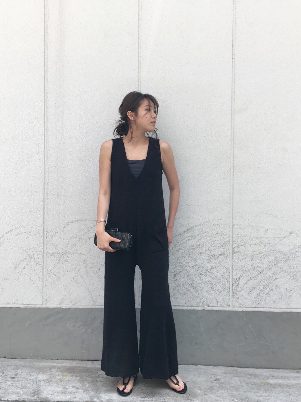 「TODAYFULのスラブニットコンビネゾン（サロペット/オーバーオール、ブラック系）」を使った、sudo shihoさん（レディース・168cm）の夏コーディネートの1枚目の写真