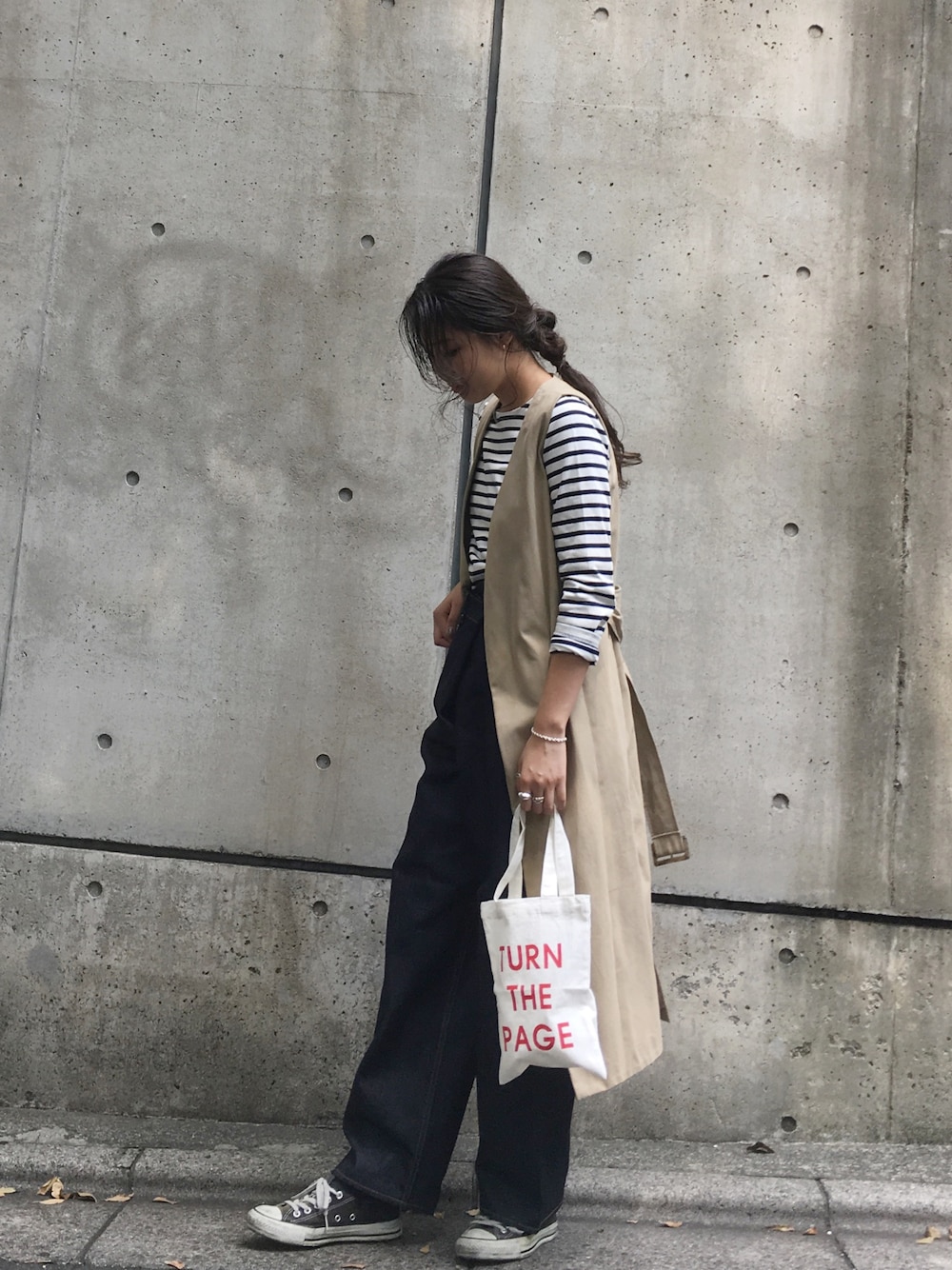 「TODAYFULのボートネックボーダーTシャツ（Tシャツ/カットソー、ホワイト系）」を使った、sudo shihoさん（レディース・168cm）の秋コーディネートの1枚目の写真