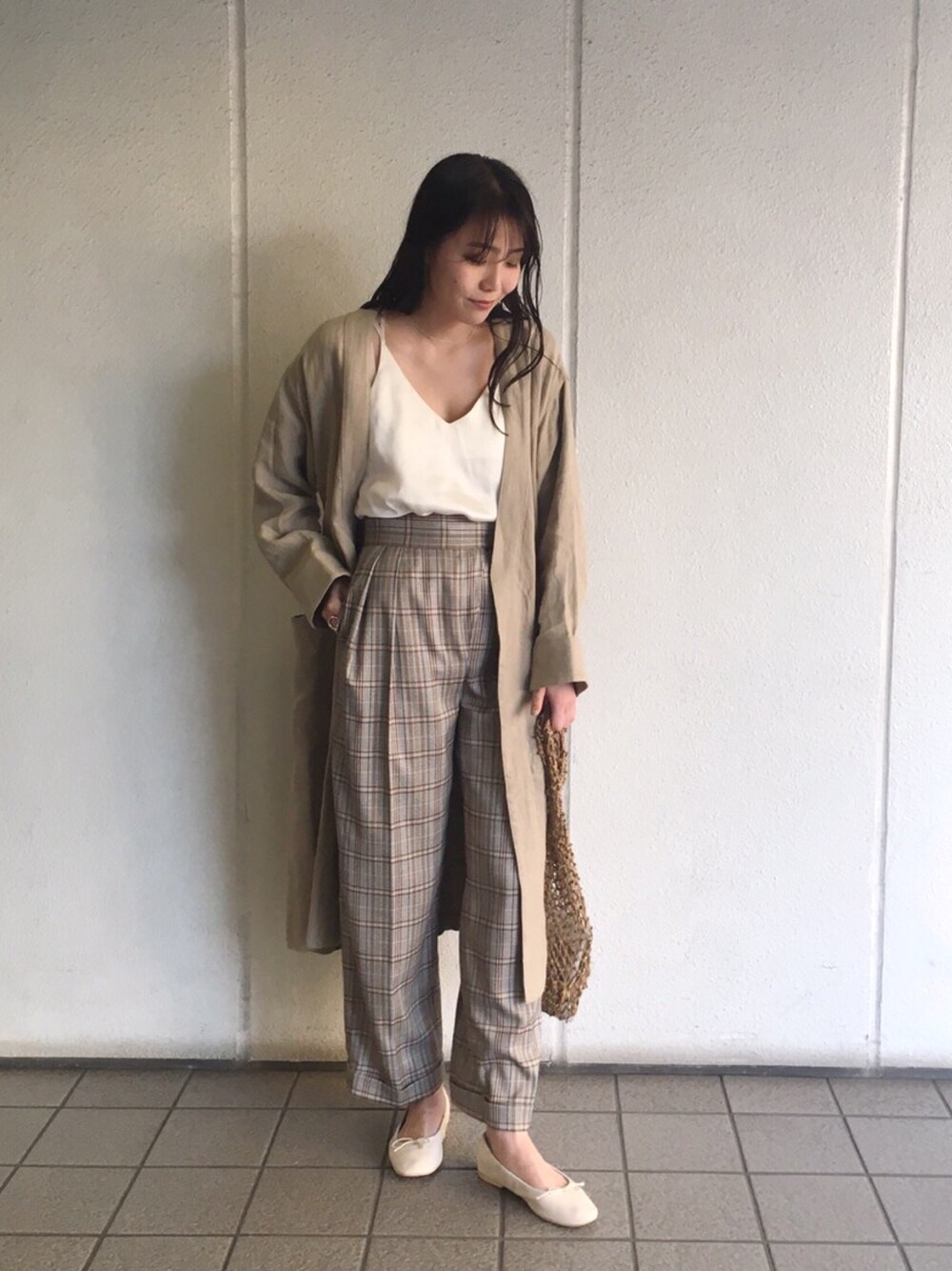 「TODAYFULのリネンガウンコート（チェスターコート、ベージュ系）」を使った、sudo shihoさん（レディース・168cm）の春コーディネートの1枚目の写真