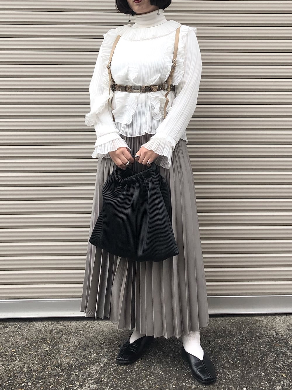「harness、ブラウスコーデ、白ブラウス、プリーツスカート、シンプルコーデ、ハーネスベルト」｜「aelのアイテム（バッグ、ブラック系）」を使った、栞さん（レディース・163cm）の冬コーディネートの1枚目の写真