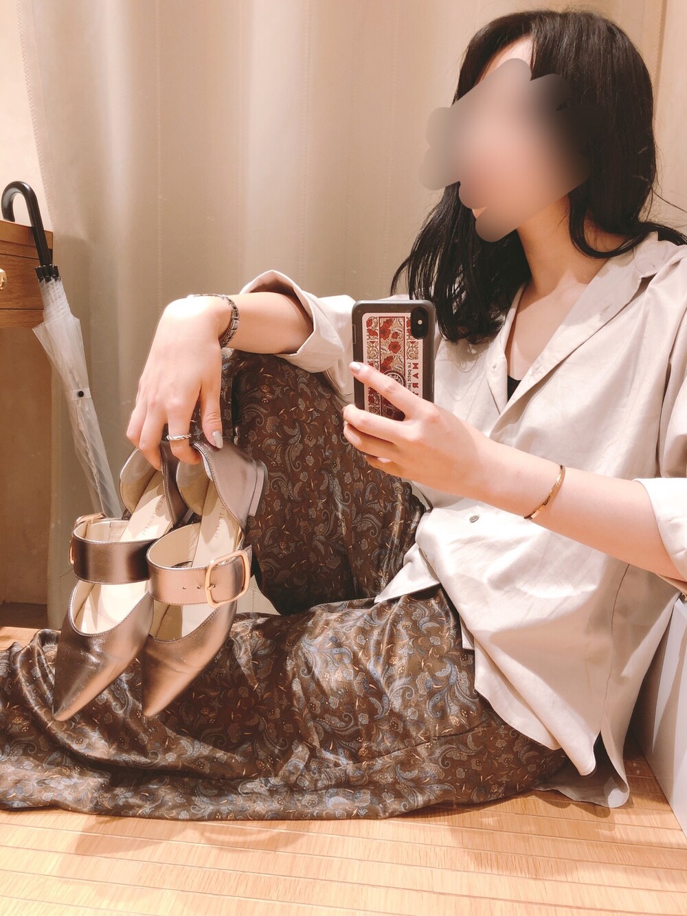 「大人カジュアル、秋、シンプル、プチプラコーデ、ワイドパンツ、バンドカラーシャツ、ノーカラーシャツ、ベージュ、ゴールドパンプス」｜「GLOBAL WORKのラウンドヘムロングシャツ/852250（シャツ/ブラウス、ベージュ系）」を使った、ゆゆゆさん（レディース・170cm）の秋コーディネートの1枚目の写真