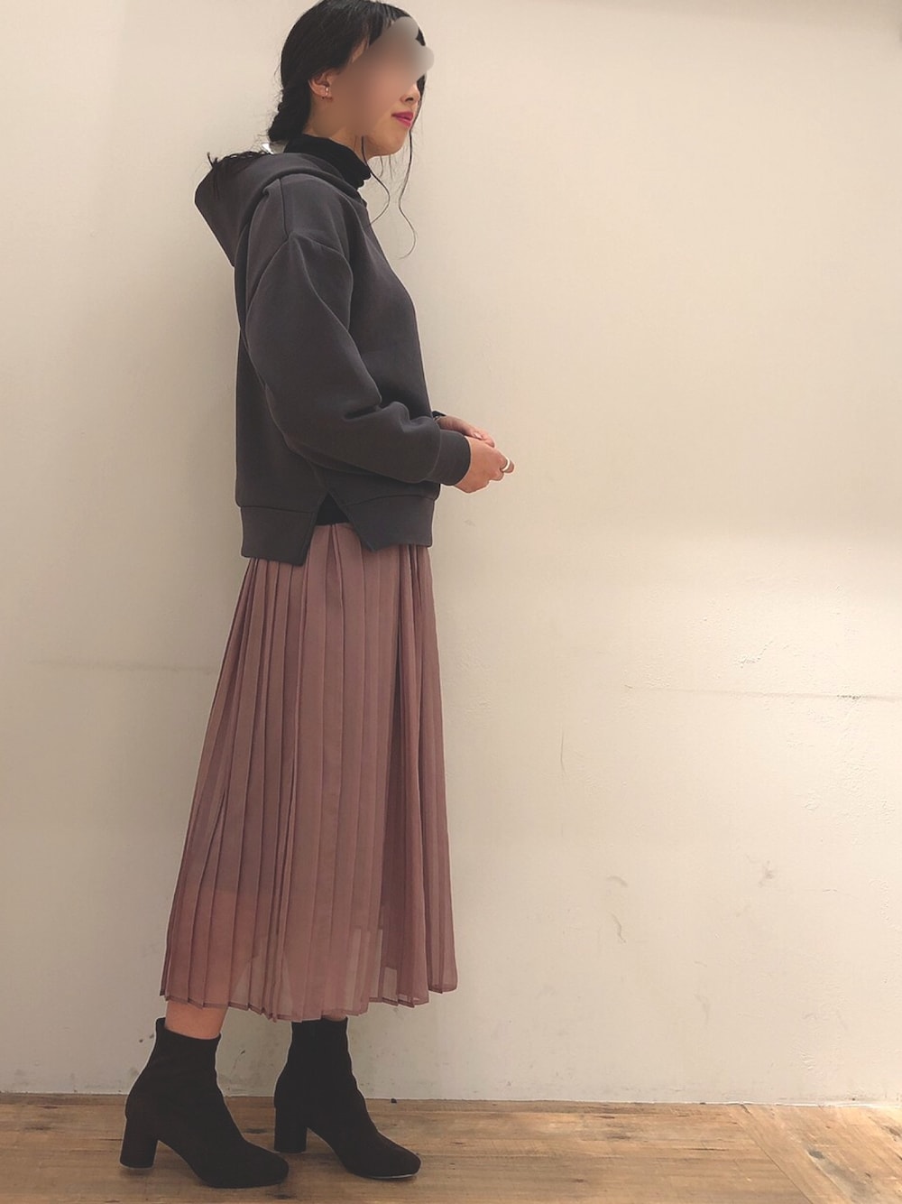 「ラフ、春コーデ、おしゃれさんと繋がりたい、黒、スカートスタイル、モノトーン、高身長女子、きれいめカジュアル、ブーツ」｜「GLOBAL WORKのハンサム美人フードパーカー/866886（パーカー、ブラック系）」を使った、ゆゆゆさん（レディース・170cm）の冬コーディネートの1枚目の写真