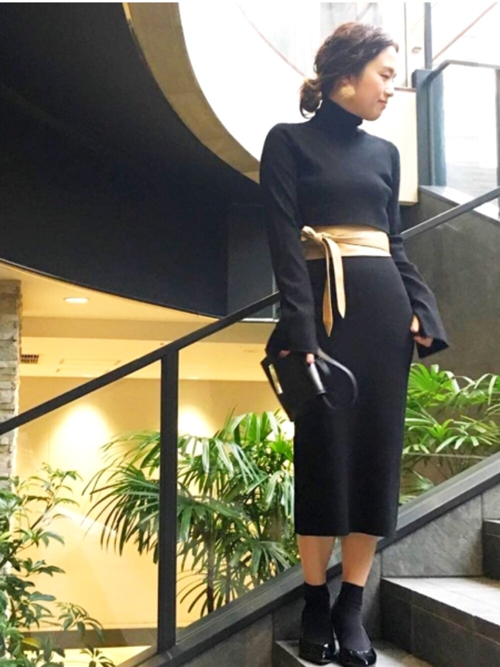 「オトナカジュアル、カジュアルコーデ、冬のコーデ、休日コーデ、ootd、ワンピース、ブラック、サッシュベルト、ファーピアス、ピアス」｜「LOUNGEDRESSの2WAYニットワンピース（ワンピース、ブラック系）」を使った、Loungedressさん（レディース・160cm）の冬コーディネートの1枚目の写真