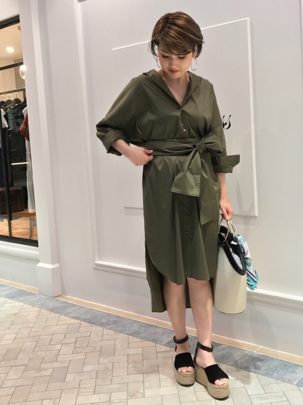 「シンプルコーデ、カジュアル、fashion、雨の日コーデ、オトナカジュアル、casual、カーキ、シャツスタイル、ワンピース、シャツワンピ」｜「LOUNGEDRESSのビッグシャツワンピース（シャツワンピース、グリーン系）」を使った、Loungedressさん（レディース・160cm）の夏コーディネートの1枚目の写真