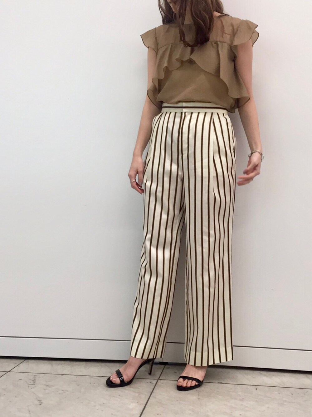 「大人カジュアル、Loungedress(Loungedress)、ラウンジドレス(Loungedress)、ストライプパンツ、春コーデ、ワイドパンツ、ブラウス、休日スタイル、フリル、サンダル」｜「LOUNGEDRESSのフリルフレンチブラウス（シャツ/ブラウス、ブラウン系）」を使った、Loungedressさん（レディース・160cm）の春コーディネートの1枚目の写真