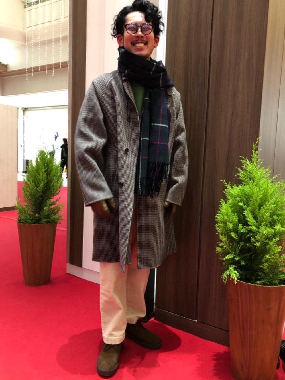 ホワイト系のその他パンツ、ブラウン系のその他アウター、グリーン系のストール/ショールを着用したメンズの冬コーディネートの1枚目の写真