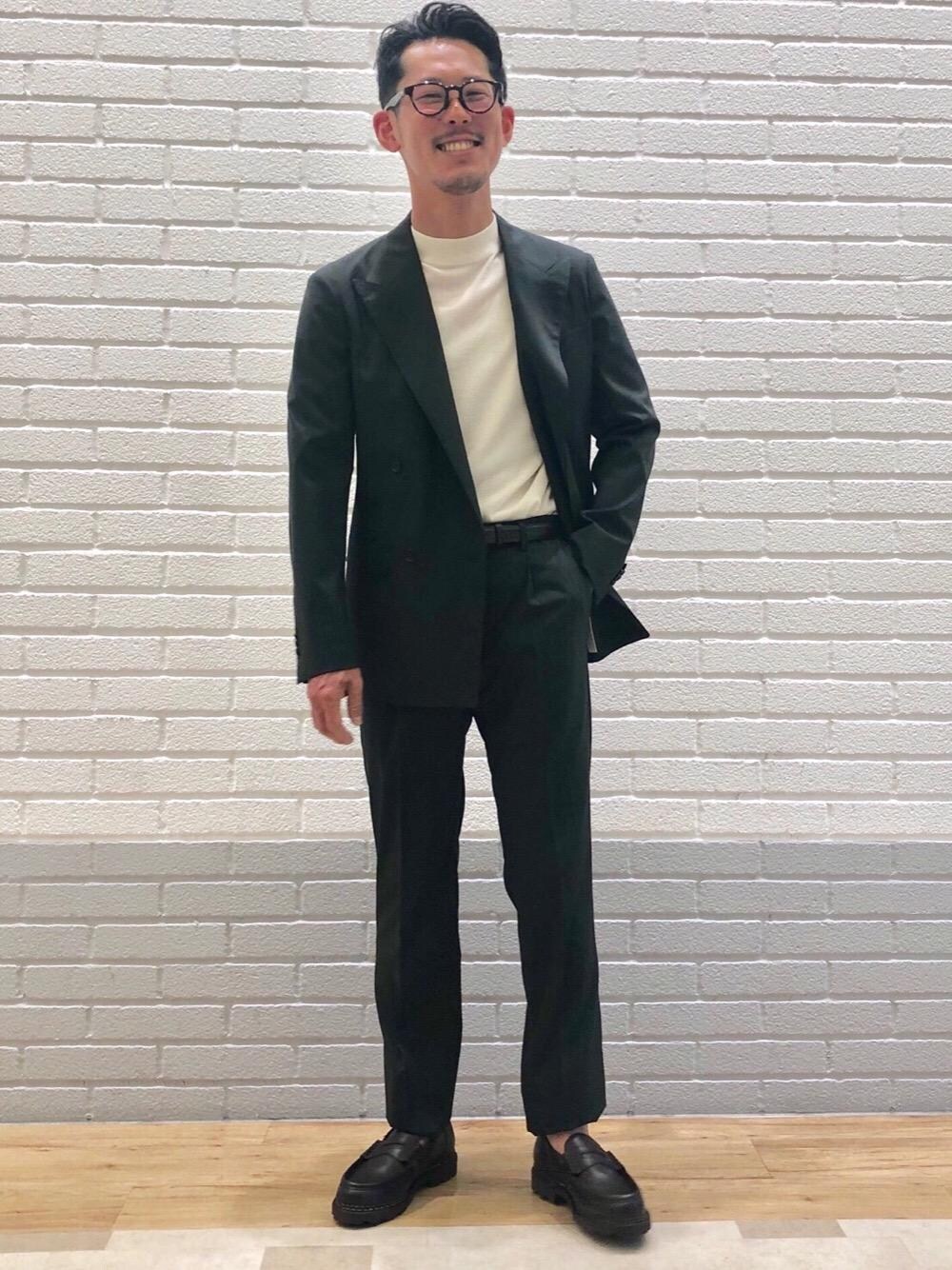 「ジャケット、パンツ、トレンド、セットアップ、リラックス、シューズ、ビジネス、ベーシック/トラッド、ニット/セーター」｜「WHITE HOUSE COXの＜Whitehouse Cox(ホワイトハウスコックス）＞ Derby 1760 WLT（財布、ブラウン系）」を使った、井澤 賢治さん（メンズ・174cm）の春コーディネートの1枚目の写真