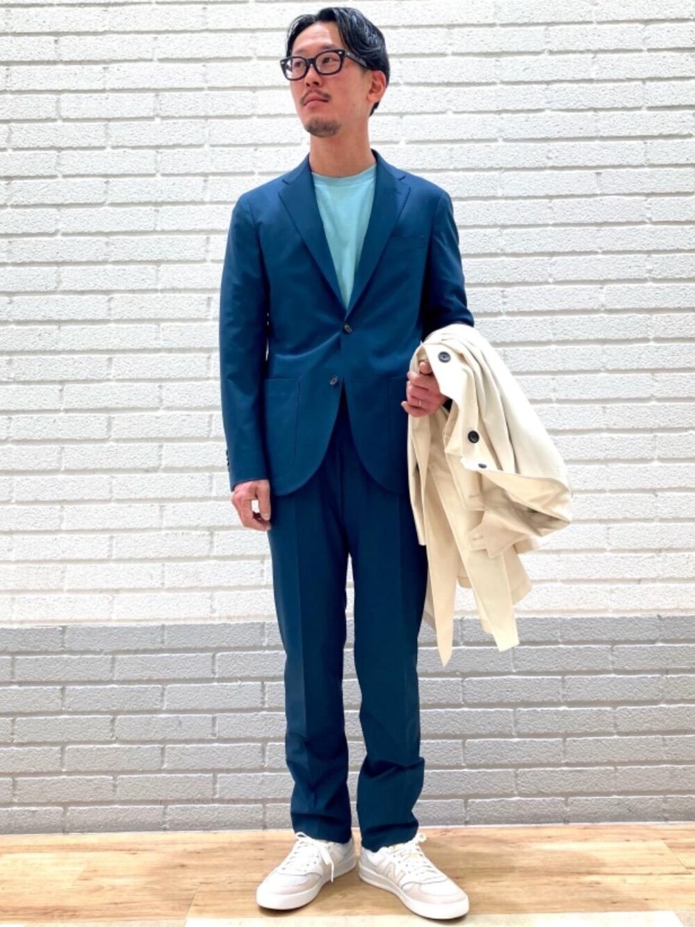 「スニーカー、トレンド、セットアップ、リラックス、ストリート、シューズ、Tシャツ/カットソー、ベーシック/トラッド、あうたー」｜「UNITED ARROWSの□＜UNITED ARROWS＞  サイドアジャスター 1プリーツ テーパード パンツ（スラックス、グリーン系）」を使った、井澤 賢治さん（メンズ・174cm）の冬コーディネートの1枚目の写真