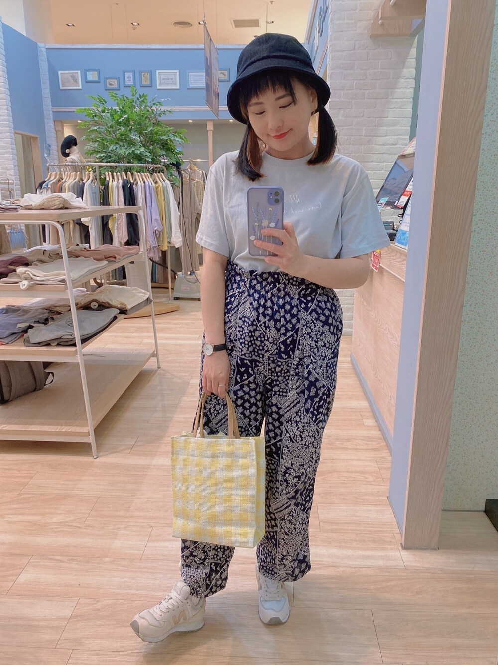 「earth music&ecologyのアイテム（Tシャツ/カットソー、ブルー系）」を使った、oliver liao 🇹🇼さん（レディース・160cm）の春コーディネートの1枚目の写真