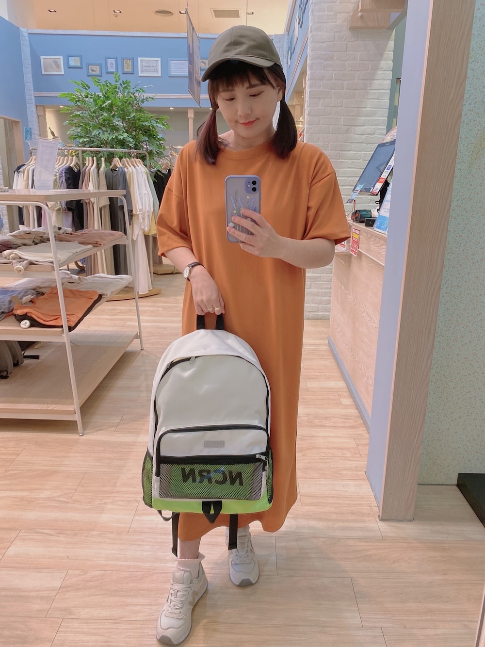 「NiCORONのアイテム（バックパック/リュック、ホワイト系）」を使った、oliver liao 🇹🇼さん（レディース・160cm）の春コーディネートの1枚目の写真