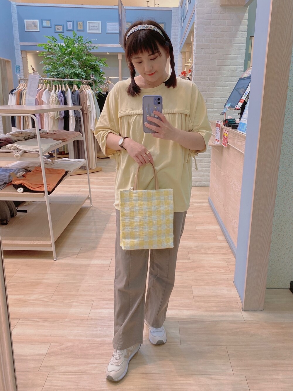 「earth music&ecologyのアイテム（クラッチバッグ、イエロー系）」を使った、oliver liao 🇹🇼さん（レディース・160cm）の春コーディネートの1枚目の写真