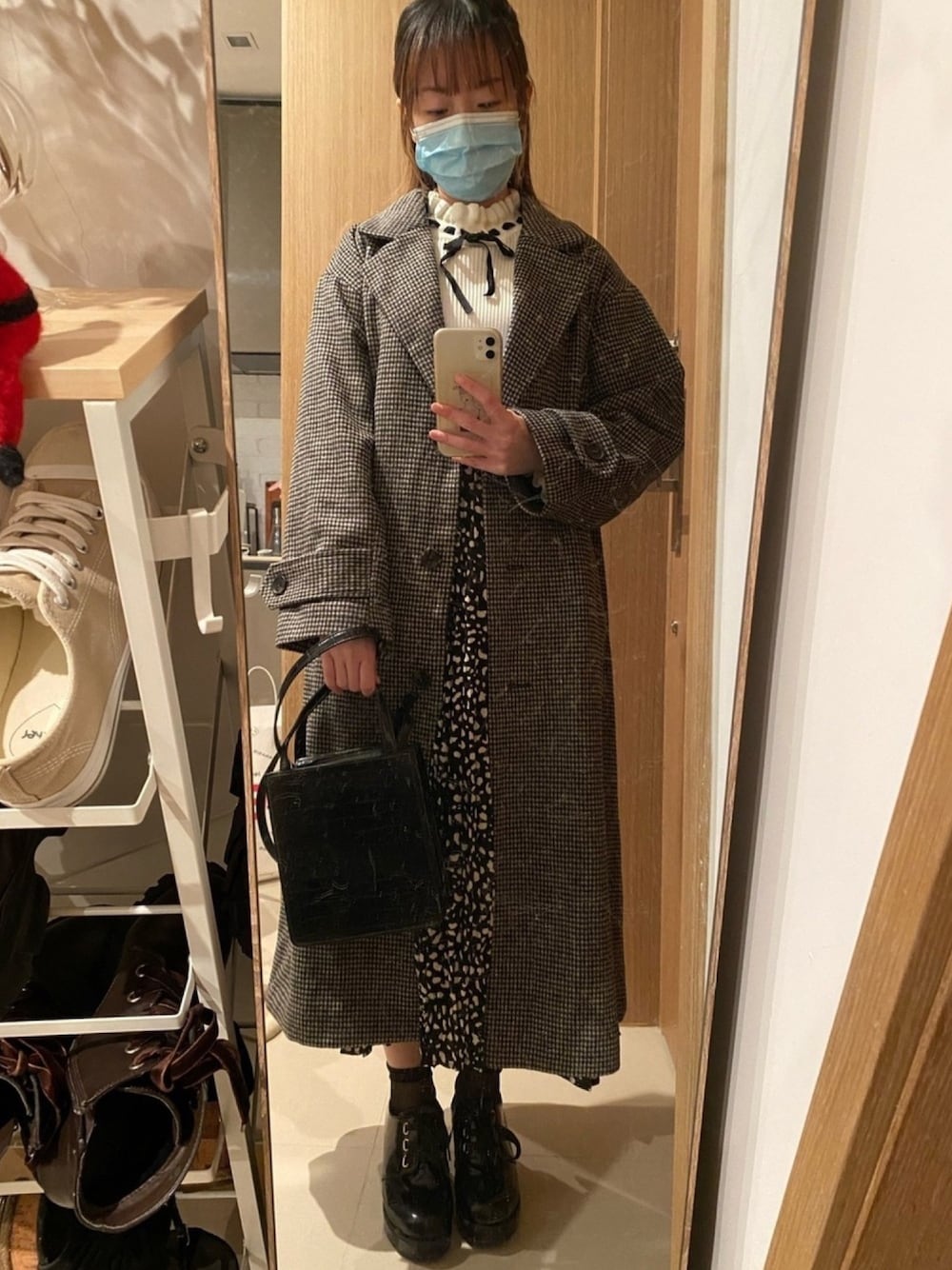 「学生風、ootd、へザー、ロングコート」｜「Heatherのチェックガラチェスターコート 921146（チェスターコート、グレー系）」を使った、RTさん（レディース・158cm）の冬コーディネートの1枚目の写真