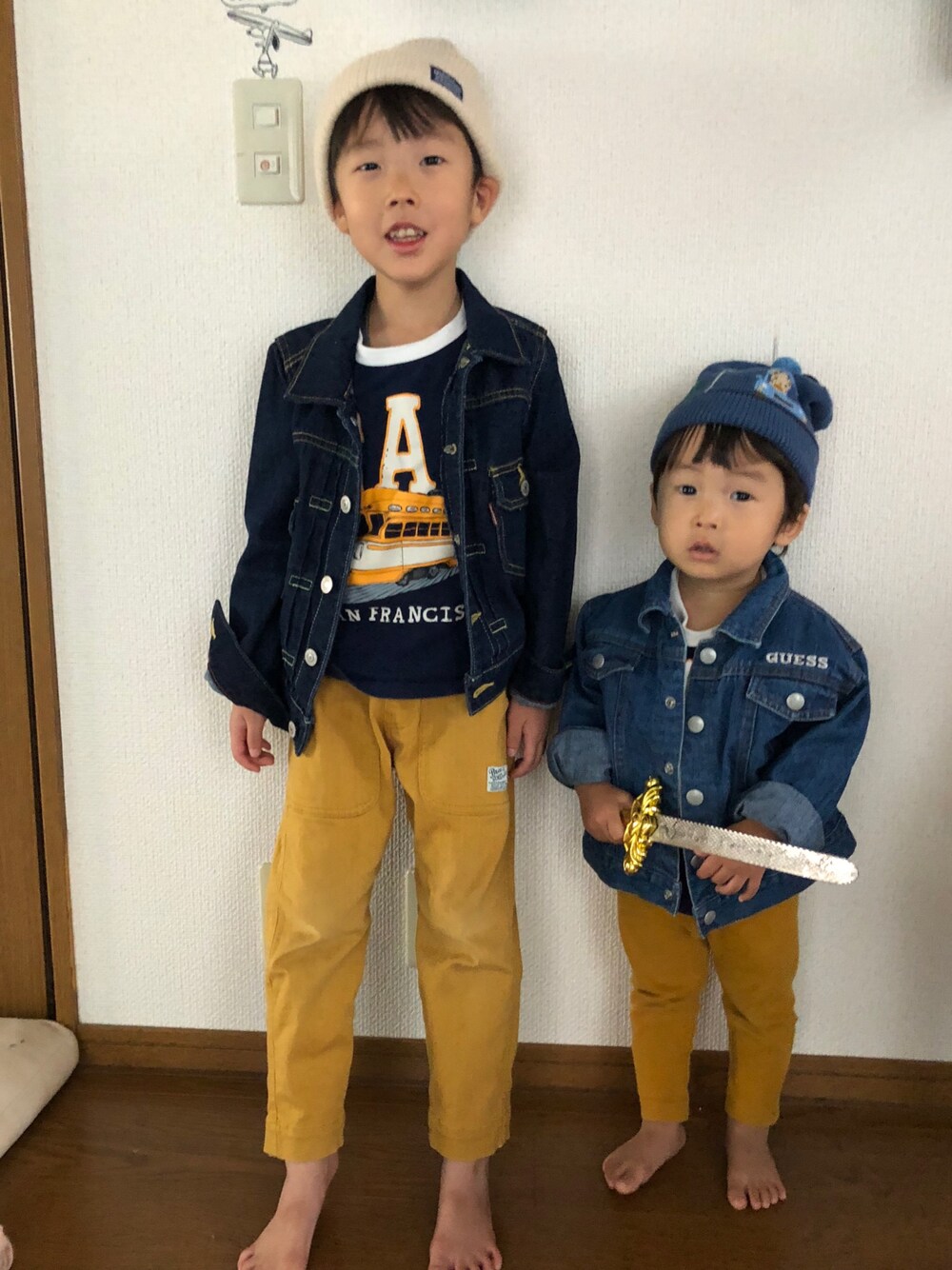 「F.O.KIDSのアイテム（デニムジャケット、ブルー系）」を使った、NATOさん（キッズ・100cm）の秋コーディネートの1枚目の写真