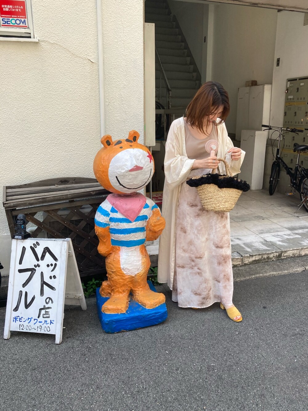 「夏コーデ、タイダイスカート、タイダイ柄、ユニクロ、ハンディー扇風機、ハンディファン、ベージュコーデ、ガウンワンピース、きれいめカジュアル、かごバッグ」｜「LAKOLEのカラーハンディファン / LAKOLE（その他雑貨、ピンク系）」を使った、もとchan♡さん（レディース・153cm）の夏コーディネートの1枚目の写真