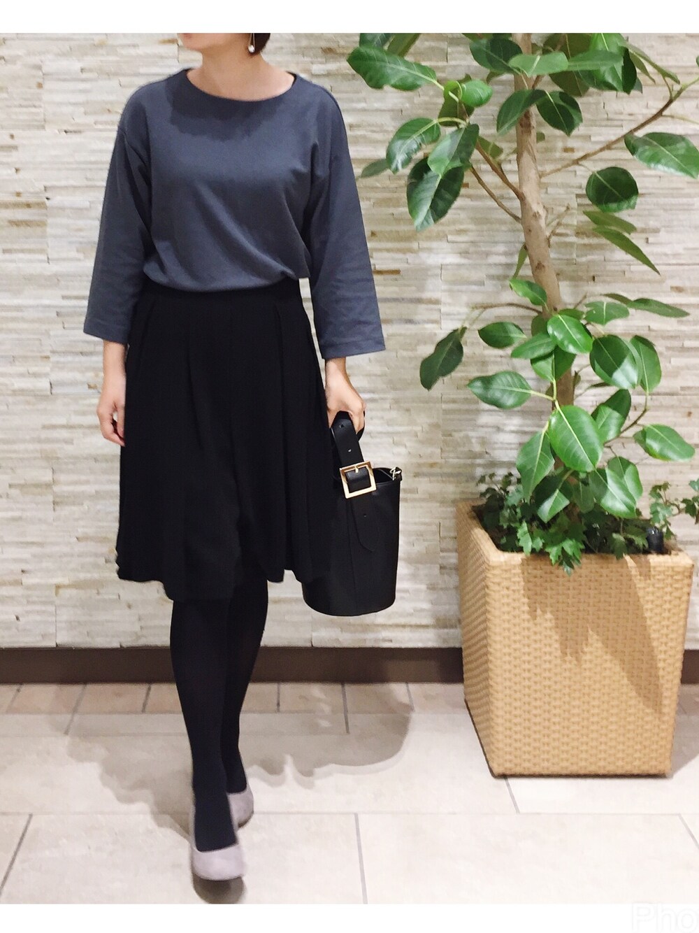 「大人カジュアル、休日スタイル、UNIQLO、ダウンコート、プチプラ、バケツバッグ、綺麗めカジュアル」｜「UNIQLOのアイテム（Tシャツ/カットソー、グリーン系）」を使った、あじゅんさん（レディース・158cm）の冬コーディネートの1枚目の写真