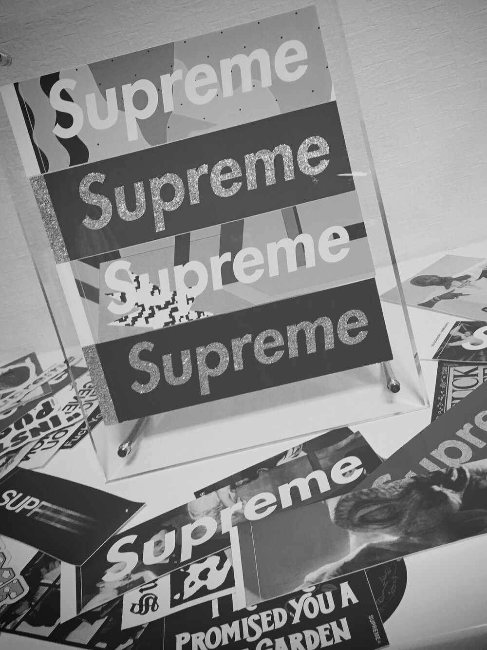 「supreme、ストリート、ステッカー、オフホワイト、シンプル、趣味、黒、夏コーデ、大人コーデ、street」｜「Supreme のアイテム（その他、ホワイト系）」を使った、shuntyyyyさん（メンズ・175cm）の夏コーディネートの1枚目の写真