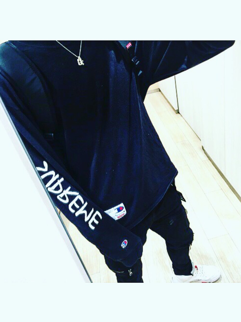 「supreme、クロムハーツ、Champion、シュプリーム、ストリート、street、黒コーデ、Jordan、instagram、かっこいい」｜「supreme×championのアイテム（Tシャツ/カットソー、ブラック系）」を使った、shuntyyyyさん（メンズ・175cm）の冬コーディネートの1枚目の写真
