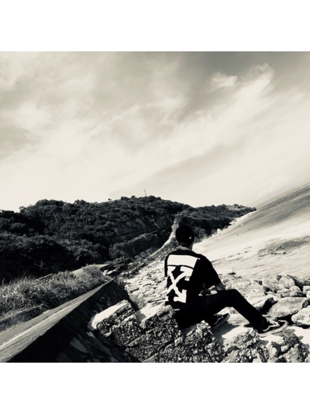 「オフホワイト、OFF-WHITE、全身黒、黒、クロムハーツ、サンローランパリ、VANS、オールドスクール、supreme、ストリート」｜「off whiteのOFF WHITE 『CARAVAGGIO』Tシャツ（Tシャツ/カットソー、ブラック系）」を使った、shuntyyyyさん（メンズ・175cm）の春コーディネートの1枚目の写真