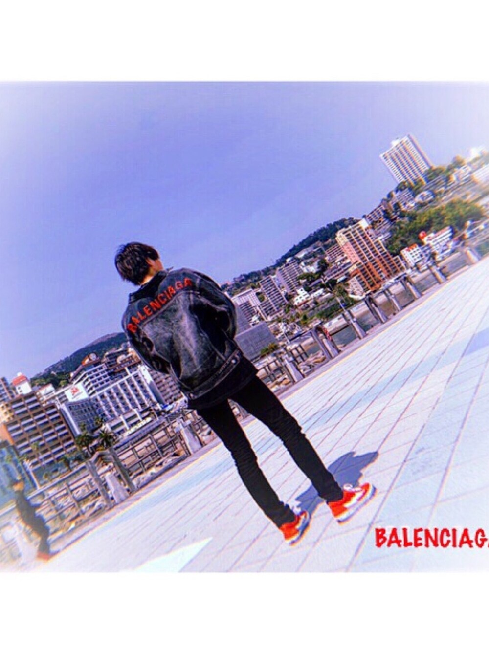 「はるコーデ、BALENCIAGA、サンローランパリ、サンローラン、REVENGEXSTROM、リベンジストーム、バレンシアガ、スニーカーコーデ、ストリート」｜「BALENCIAGAのアイテム（デニムジャケット、グレー系）」を使った、shuntyyyyさん（メンズ・175cm）の春コーディネートの1枚目の写真
