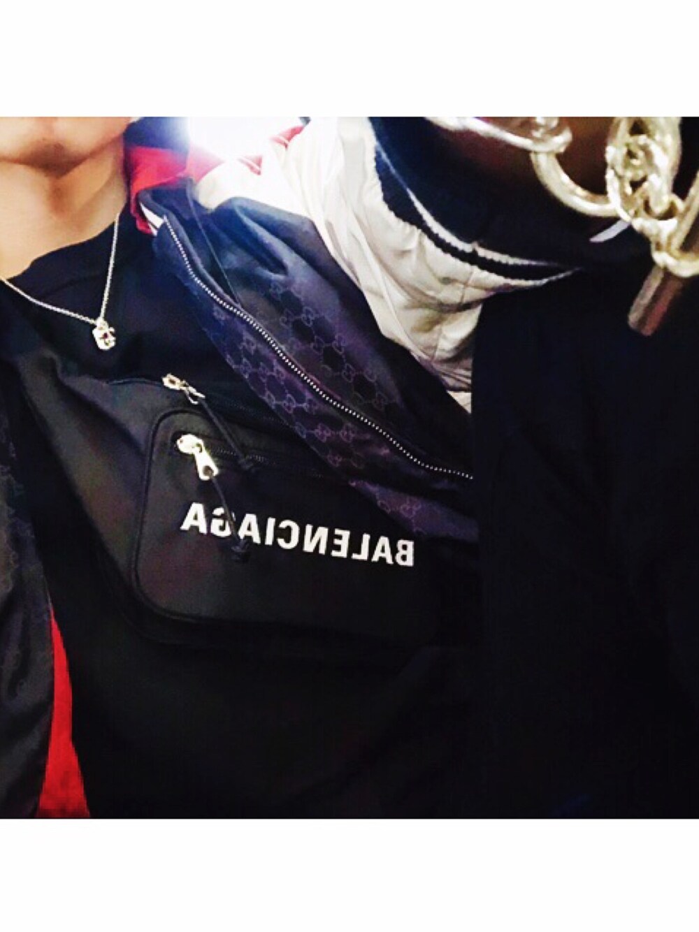 「GUCCI、グッチ、BALENCIAGA、HERMES、エルメス、シェーヌダンクル、ストリート、黒コーデ、大学生コーデ、おしゃれ」｜「BALENCIAGAのアイテム（ショルダーバッグ、ブラック系）」を使った、shuntyyyyさん（メンズ・176cm）の春コーディネートの1枚目の写真