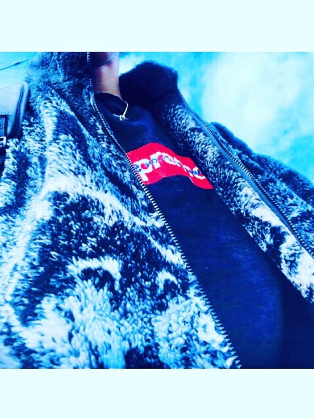 「supreme、Supreme(シュプリーム)、シュプリーム、クロムハーツ、Chrome Hearts、ストリート、ストリートコーデ、黒コーデ、休日スタイル、ゆるコーデ」｜「Supreme のアイテム（Tシャツ/カットソー、ブラック系）」を使った、shuntyyyyさん（メンズ・176cm）の春コーディネートの1枚目の写真