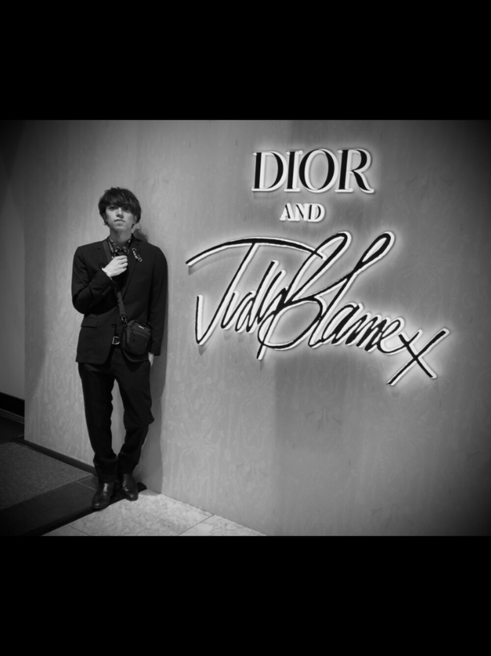 「Dior、christian dior、Saint Laurent、スーツスタイル、全身黒、BALENCIAGA、サンローランパリ、ストリート、supreme、お洒落さんとつながりたい」｜「Instagram🎖のアイテム（Tシャツ/カットソー、ブラック系）」を使った、shuntyyyyさん（メンズ・176cm）の秋コーディネートの1枚目の写真