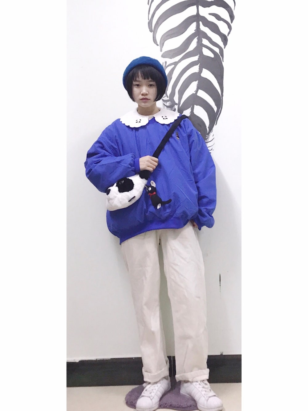 ホワイト系のシャツ/ブラウス、ホワイト系のバッグを着用したレディースの冬コーディネートの1枚目の写真