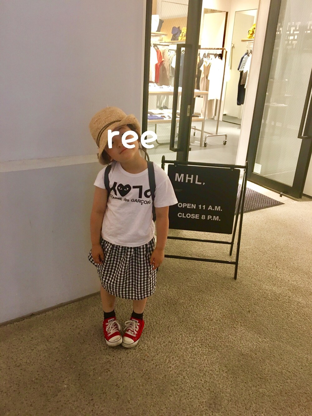 ホワイト系のTシャツ/カットソーを着用したキッズの夏コーディネートの1枚目の写真