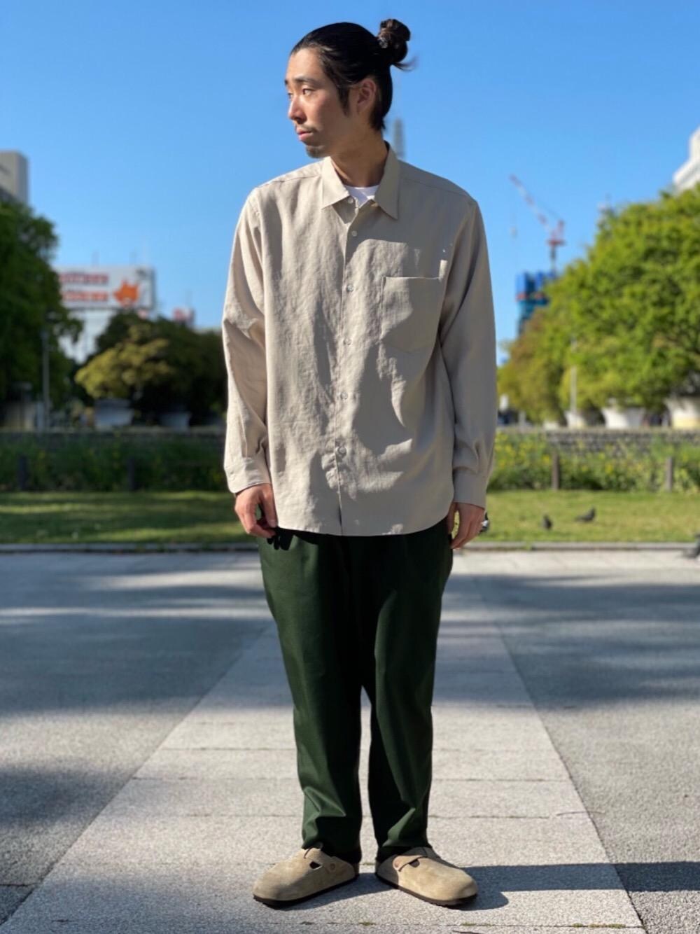 ホワイト系のTシャツ/カットソー、ベージュ系のシャツ/ブラウス、ベージュ系のサンダルを着用したメンズの春コーディネートの1枚目の写真