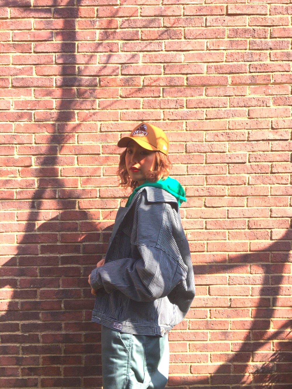 「ヒッコリーデニム、キャップ、 XLARGE」｜「XLARGEのDENIM JACKET（ブルゾン、ホワイト系）」を使った、伏木 栞織さん（レディース・174cm）の冬コーディネートの1枚目の写真